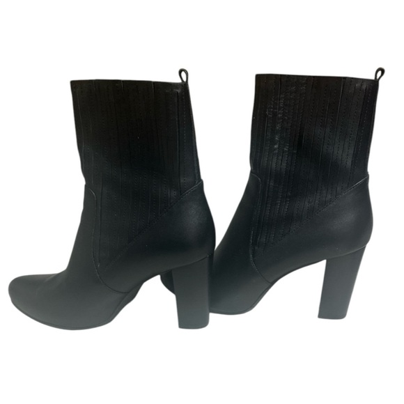 Kenneth Cole Reaction Black Heeled Boots with Textured Design - Picture 2 of 9